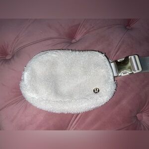Lululemon Everywhere Belt Bag
Fleece White and Gold